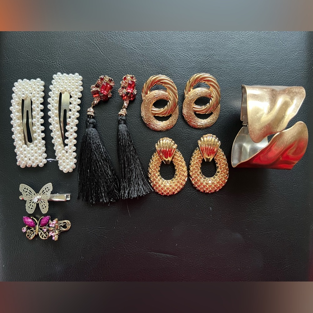 Accessories: 3 pair of earrings, 4 hair clips and 1 bracelet